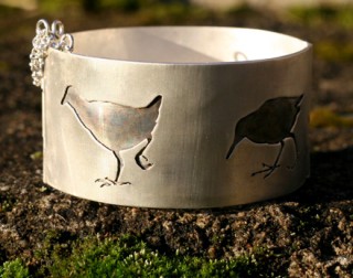 Rannekoruun on sahattu neljä erilaista siluettia